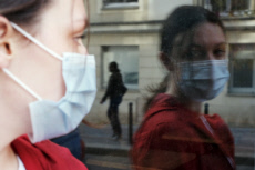 Coronavirus, déconfinement, jeune femme masquée dans la rue.