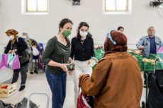 Coronavirus Covid-19, épicerie solidaire dans la paroisse Saint-Ambroise.