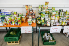Coronavirus Covid-19, épicerie solidaire dans la paroisse Saint-Ambroise.