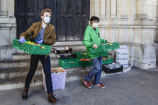 Covid-19, distribution alimentaire aux plus démunis, paroisse Saint Ambroise.