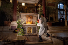 Coronavirus, désinfection de la basilique Sainte Marie du Trastevere à Rome.