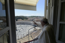Le pape François saluant les fidèles qui se trouvent place Saint-Pierre.