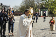 Coronavirus. Jeudi saint, Mgr AUPETIT bénit Paris avec le Saint-Sacrement.