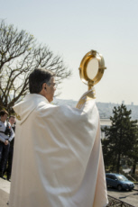 Coronavirus. Jeudi saint, Mgr AUPETIT bénit Paris avec le Saint-Sacrement.