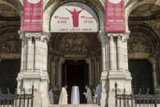 Coronavirus. Jeudi saint, Mgr AUPETIT bénit Paris avec le Saint-Sacrement.