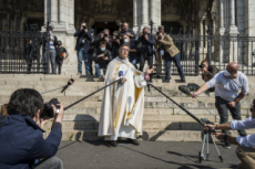 Coronavirus. Jeudi saint, Mgr AUPETIT bénit Paris avec le Saint-Sacrement.