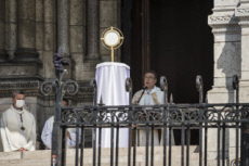 Coronavirus. Jeudi saint, présentation du Saint-Sacrement par Mgr AUPETIT .