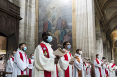 Covid-19, prêtres portant des masques de protection durant la messe.