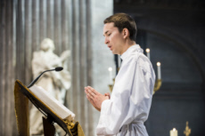 Séminariste faisant une lecture durant la messe.