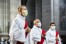 Covid-19, masques de protection portés par les ordinands durant la messe.