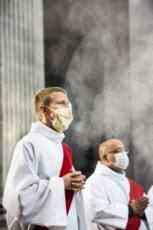 Covid-19, masques de protection portés par les ordinands durant la messe.