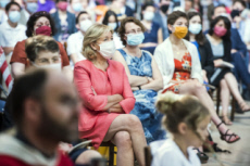 Covid-19, masques de protection portés dans l'assemblée durant la messe.