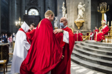 Ordinations sacerdotales, remise de la chasuble.