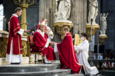 Onction des mains d'un prêtre nouvellement ordonné, par Mgr AUPETIT.