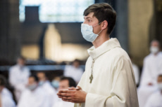 Covid-19, servant de messe portant un masque de protection durant la messe.