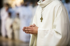 Mains jointes d'un servant de messe.