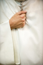 Prière liturgique "Confiteor", avec geste du mea culpa.