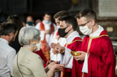 Covid 19, port de masques et communion donnée dans la main.