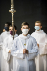 Covid-19, servant de messe portant un masque de protection.