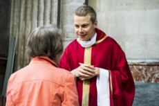 Un prêtre nouvellement ordonné.