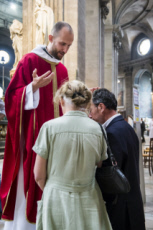 Prêtre nouvellement ordonné, bénissant des proches.