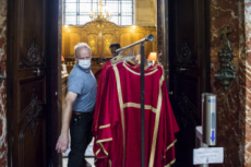 Chasubles sur un portant dans la sacristie de l'église.