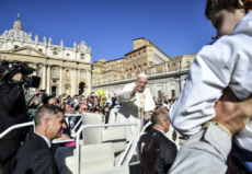 Le pape François saluant la foule lors de l'audience générale