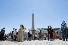 Coronavirus Covid-19 en Italie, foule avec masques sur la place Saint Pierre.