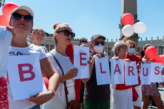 Fidèles Biélorusses sur la place Saint Pierre.