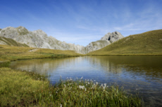 Illustration. Lac de montagne, dans les Hautes-Alpes.