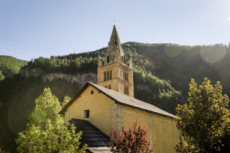 Eglise dans les Hautes-Alpes, l'été.
