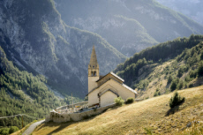 Illustration. Eglise en montagne, dans les Hautes-Alpes.