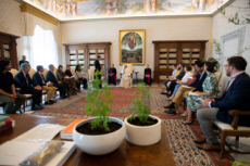 Le pape François reçoit 16 français engagés pour la cause écologique.