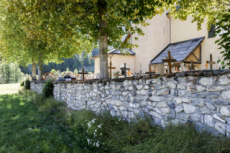 Cimetière autour d'une église.