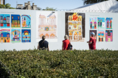 Exposition sur le parvis de la cathédrale Notre-Dame de Paris.