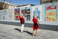 Exposition sur le parvis de la cathédrale Notre-Dame de Paris.