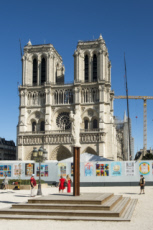 Exposition sur le parvis de la cathédrale Notre-Dame de Paris.