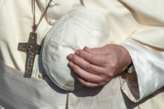 Croix pectorale et calotte du pape François.
