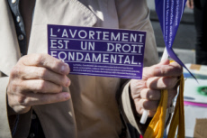 Paris, rassemblement féministe pour défendre le droit à l'IVG.