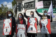 Paris, rassemblement féministe pour défendre le droit à l'IVG.
