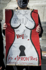 Paris, rassemblement féministe pour défendre le droit à l'IVG.