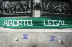 Paris, rassemblement féministe pour défendre le droit à l'IVG.