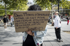 Paris, rassemblement féministe pour défendre le droit à l'IVG.