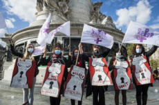 Paris, rassemblement féministe pour défendre le droit à l'IVG.