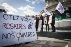 Paris, rassemblement féministe pour défendre le droit à l'IVG.