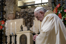 Le pape François célébre une messe près de la tombe de St François d'Assise.