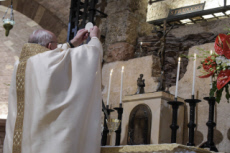 Le pape François célébre une messe près de la tombe de St François d'Assise.