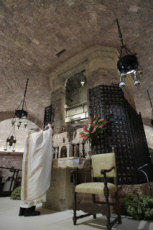 Le pape François célébre une messe près de la tombe de St François d'Assise.