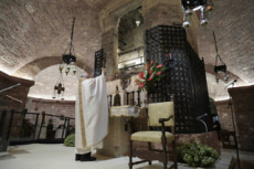 Le pape François célébre une messe près de la tombe de St François d'Assise.