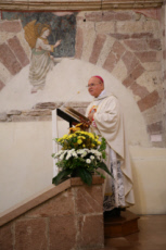 Mgr Domenico SORRENTINO célèbre une messe pour le jeune Carlo Acutis.